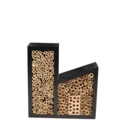 Graviertes Designer-Vogelhaus mit architektonischem Flair für moderne Gärten