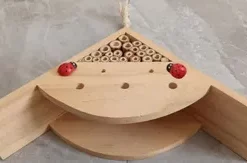 Individuelles Familien-Vogelhaus mit eingravierten Vornamen aller Familienmitglieder