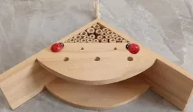 Individuelles Familien-Vogelhaus mit eingravierten Vornamen aller Familienmitglieder