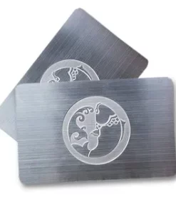 Visitenkarte mit spiegelnder Metalloberfläche