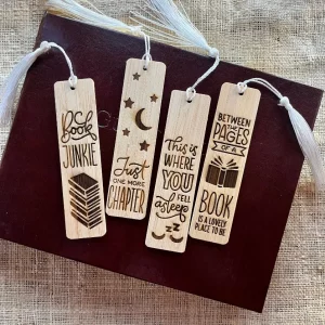 Lesezeichen mit Gravur, personalisiertes Lesezeichen Holz, Lesezeichen Geschenkidee, individuelles Metalllesezeichen, Lesezeichen mit Spruch, Lesezeichen aus Holz mit Namen, graviertes Lesezeichen aus Edelstahl, Werbegeschenk Lesezeichen, Lesezeichen für Schüler, personalisiertes Buchzubehör