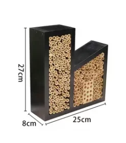 Elegantes Vogelhaus mit klarer Liniengravur für moderne Gartenkonzepte