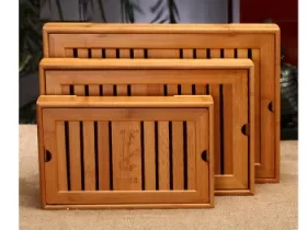 Graviertes Holztablett für Wein und Käse