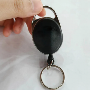 Schlüsselhalter mit Rückzug-Mechanismus