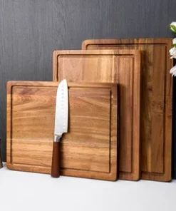 Großes Schneidebrett aus Akazienholz mit Saftrillen für Küche, Kochen und Outdoor-Servieren