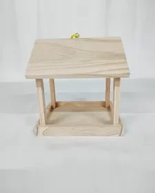 Romantisches Vogelhaus mit Initialengravur als Zeichen der Liebe im Grünen