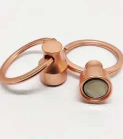 Metallischer Schlüsselanhänger mit Magnet