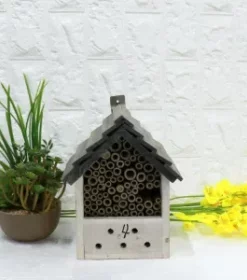 Designer-Vogelhaus mit Zitatgravur für persönliche Inspiration im Außenbereich