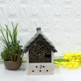 Designer-Vogelhaus mit Zitatgravur für persönliche Inspiration im Außenbereich