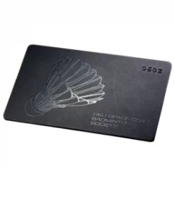 Karte aus Metall mit Prägung und Logo