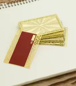 Metallische Einladungskarte mit Typografiegravur