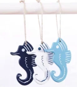 Holzschilder mit Symbolen und Text