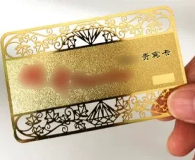 Metallkarte mit Branding für Modeevents