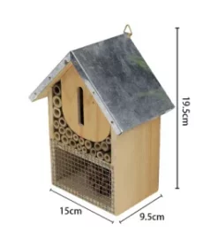 Kreativ gestaltetes Vogelhaus mit frei wählbarem Gravurfeld für kreative Ideen