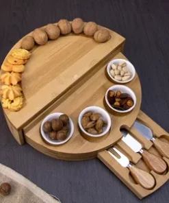 Modernes Bambus-Delibrett-Set mit Messern, rundes Käseschneidebrett für den Außenbereich