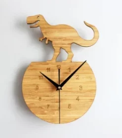 Wohnaccessoire mit Funktion: gravierte Uhr als Blickfang