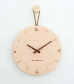 Klassische Holzuhr mit kreativer Gravur für den Eingangsbereich