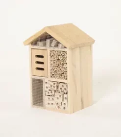 Handgraviertes Vogelhaus aus regionalem Holz für nachhaltige Gartenfreude