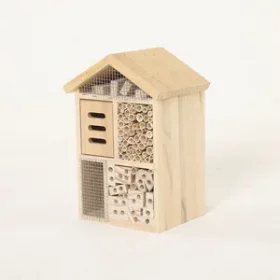 Handgraviertes Vogelhaus aus regionalem Holz für nachhaltige Gartenfreude