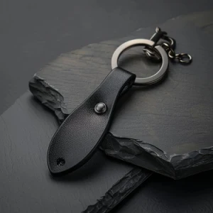 Klassischer Anhänger aus echtem Leder in Schwarz für Partner