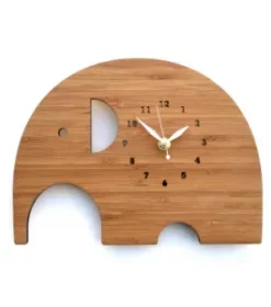Große Designerwanduhr mit eleganter Holzgravur