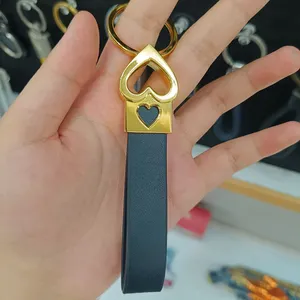 Klassischer Leder-Schlüsselanhänger in Braun zum Valentinstag