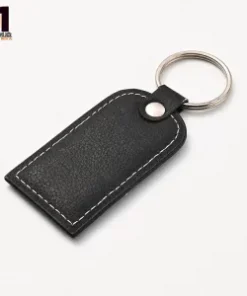 Moderner Lederanhänger mit Gravur für Geburtstag