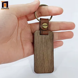 Naturbelassener Holzanhänger