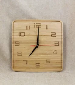 Acryl-Wanduhr mit Firmenname als stilvoller Blickfang