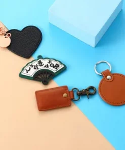 Klassischer Leder-Schlüsselanhänger mit Namen mit Geschenkverpackung