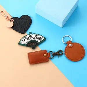 Klassischer Leder-Schlüsselanhänger mit Namen mit Geschenkverpackung