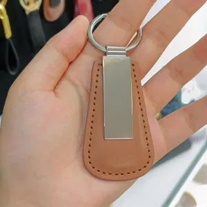 Moderner Anhänger aus echtem Leder mit Initialen für Vatertag