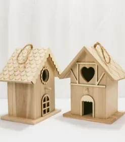 Kleines graviertes Vogelhaus für Balkone Stadtgärten und begrenzte Flächen