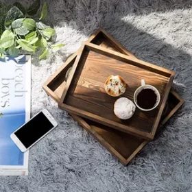 Servierbrett mit Grifflöchern und Gravur