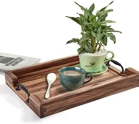 Rechteckiges Tablett mit Motivgravur