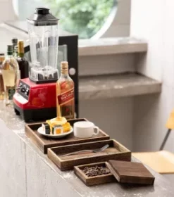 Holztablett mit Stadtsilhouette graviert