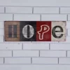 Schild aus Holz mit Sternzeichen und Namen