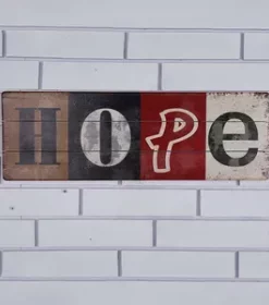 Schild aus Holz mit Sternzeichen und Namen