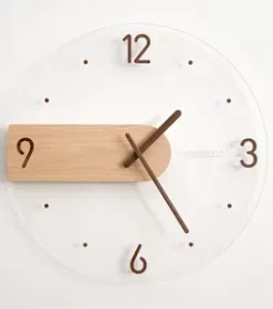 Holzwanduhr mit Vintage-Look und individueller Namensgravur