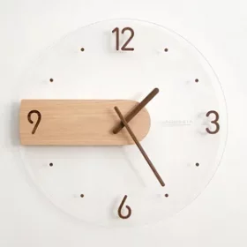 Holzwanduhr mit Vintage-Look und individueller Namensgravur