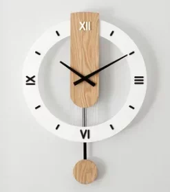 Wanduhr aus Walnussholz mit einzigartigem Gravurmotiv