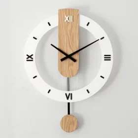 Wanduhr aus Walnussholz mit einzigartigem Gravurmotiv