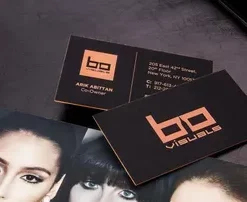 Metallvisitenkarte mit kreativem Layout