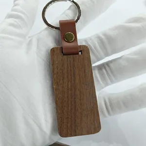 Holzanhänger mit Lederband