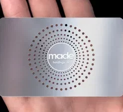 Firmenkarte mit weißer Gravur auf Schwarz