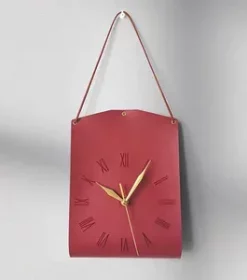 Gravierte Uhr für Wohnzimmerwände mit besonderem Flair