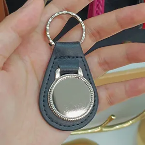 Personalisierter Leder Schlüsselanhänger mit Initialen für Firmenkunden