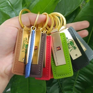 Personalisierter Leder Schlüsselanhänger in Braun mit Geschenkverpackung