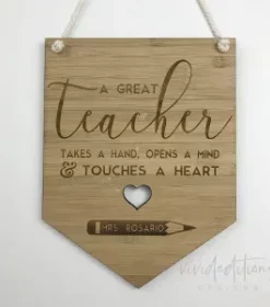 Tischschild aus Akazienholz mit Text