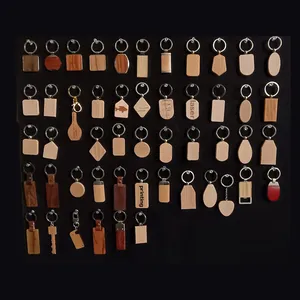 Kleiner Schlüsselanhänger aus Holz